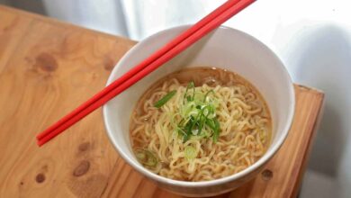 كلام عن البنت اللي بتأكل أندومي