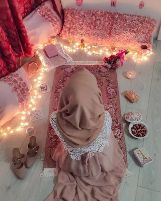 بنت تصلي وتدعي