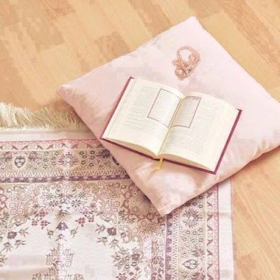 مصلية ومصحف