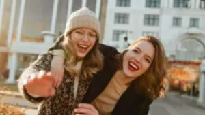 حلم صديقتي تزورني في بيتي