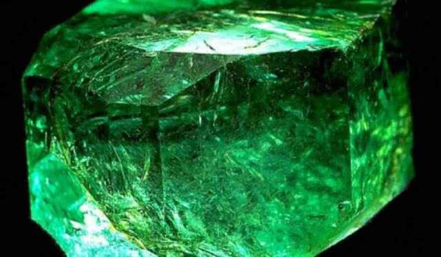 صور حجر الزمرد